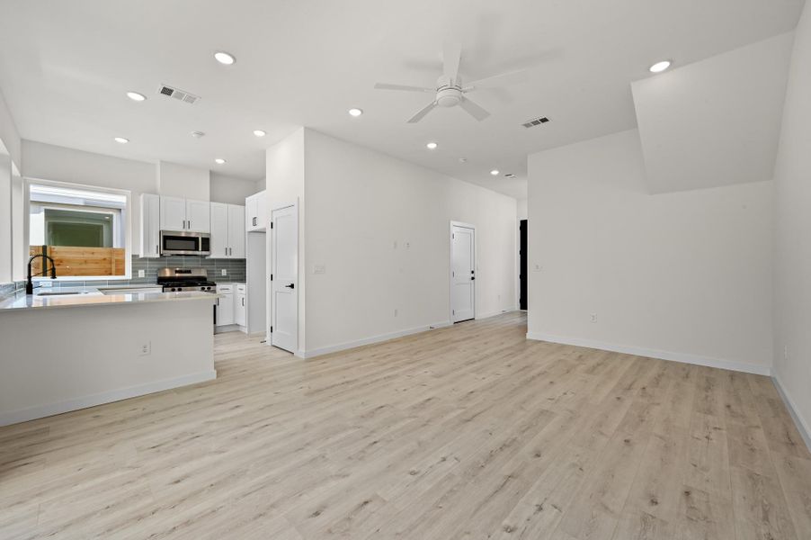 Spacious, unfurnished interior of a new home in , Austin (Image 13).