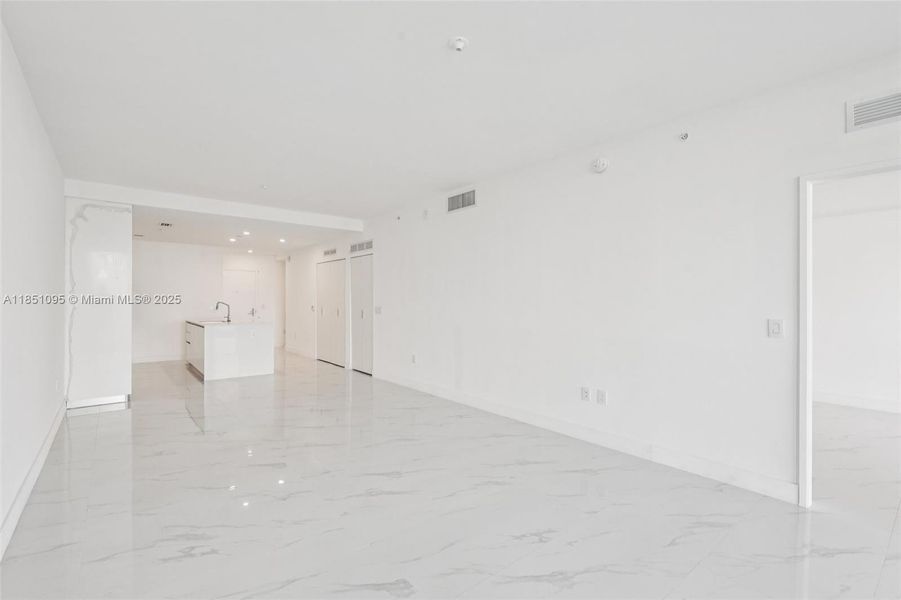Spacious, unfurnished interior of a new home in Aria Reserve, Miami (Image 24).