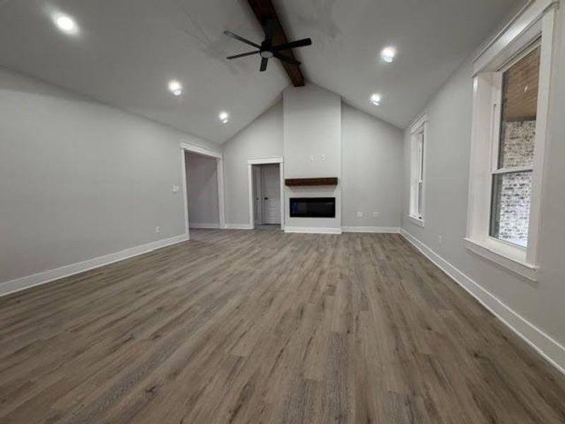 Spacious, unfurnished interior of a new home in , Mineola (Image 21).