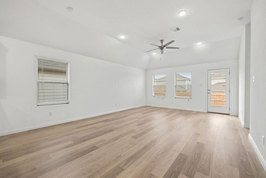 Spacious, unfurnished interior of a new home in Trinity Ranch, Elgin (Image 23).