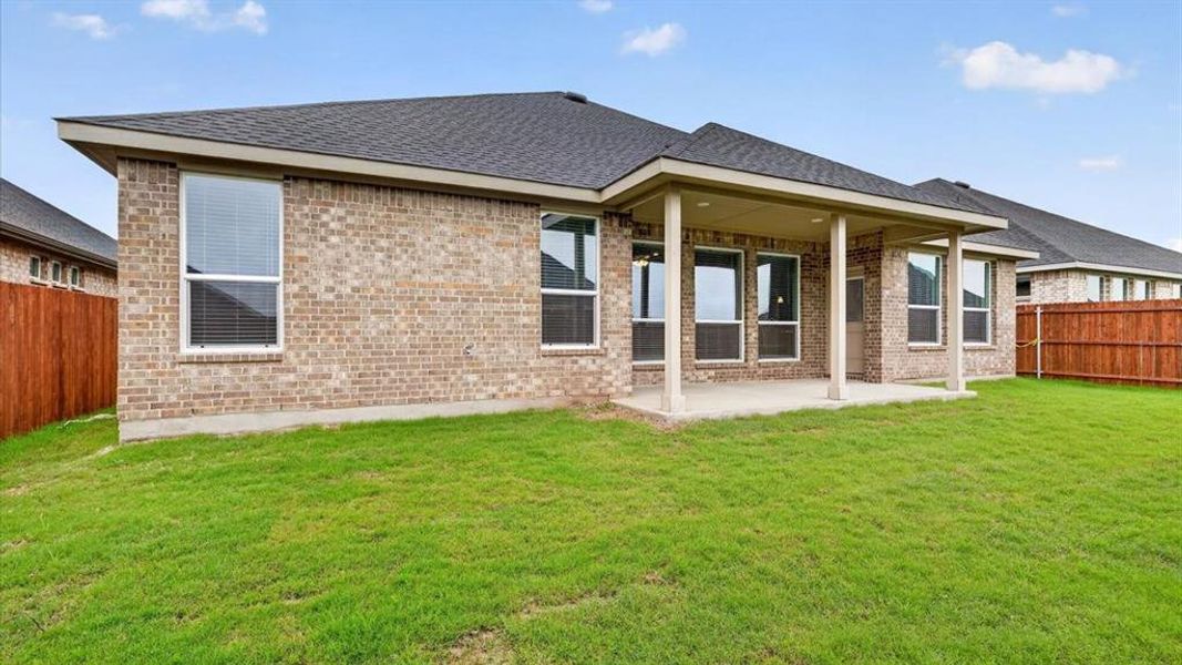Exterior details and patio area of a home in Eden Ranch, Arlington (Image 3).