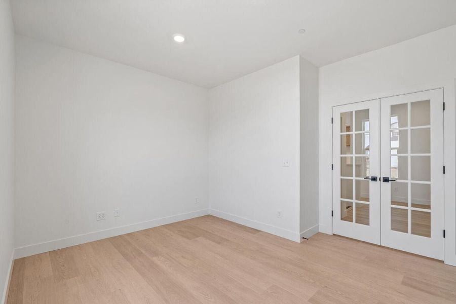 Spacious, unfurnished interior of a new home in The Nest Reserve at Canyon Creek, Erie (Image 15).