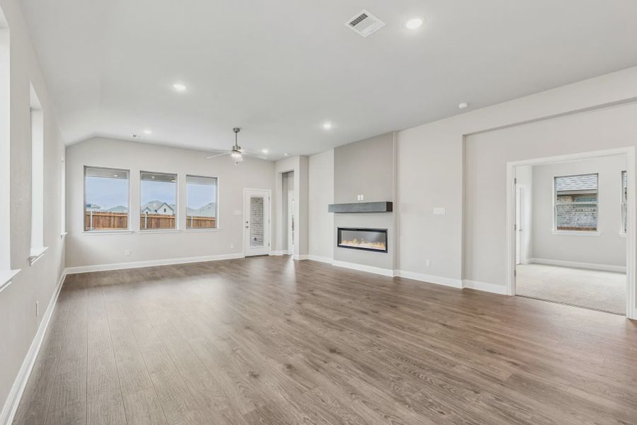 Spacious, unfurnished interior of a new home in Las Lomas, Forney (Image 21).