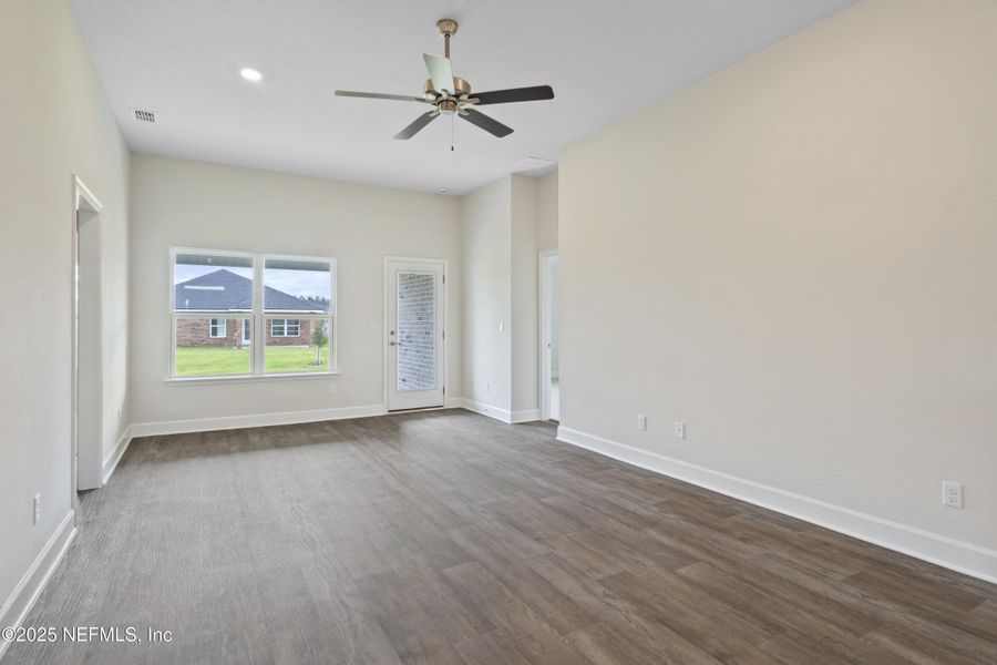 Spacious, unfurnished interior of a new home in Shadow Crest at Rolling Hills, Green Cove Springs (Image 17).