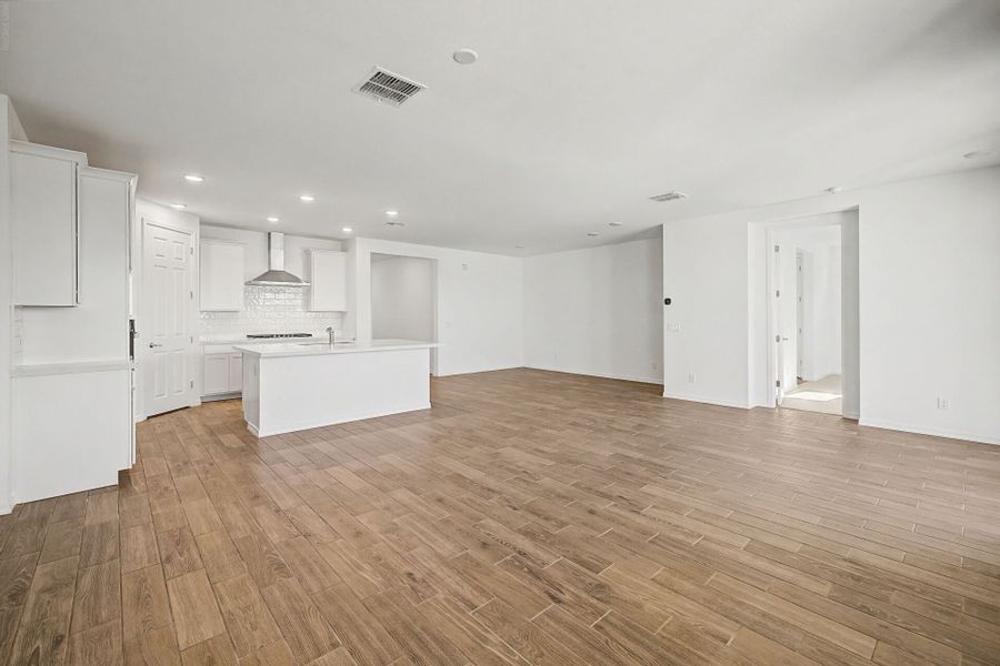 Spacious, unfurnished interior of a new home in White Tank Vistas, Waddell (Image 8).