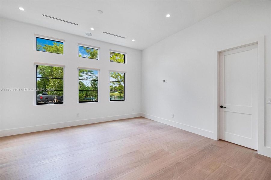 Spacious, unfurnished interior of a new home in , Pinecrest (Image 25).