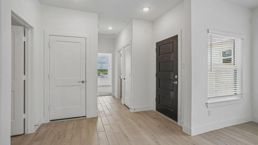 Spacious, unfurnished interior of a new home in Meridiana Townhomes, Iowa Colony (Image 12).