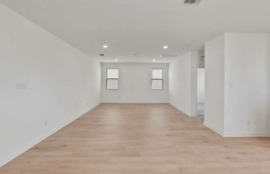 Spacious, unfurnished interior of a new home in Sonterra, Jarrell (Image 16).