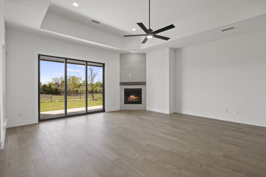 Spacious, unfurnished interior of a new home in Winding Creek, Rockwall (Image 25).