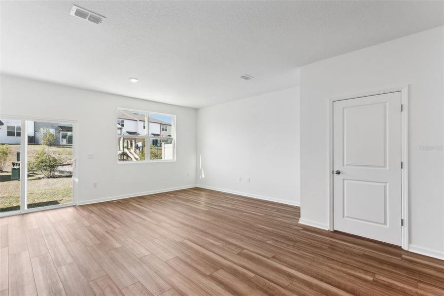 Spacious, unfurnished interior of a new home in Vista Walk, Dade City (Image 15).