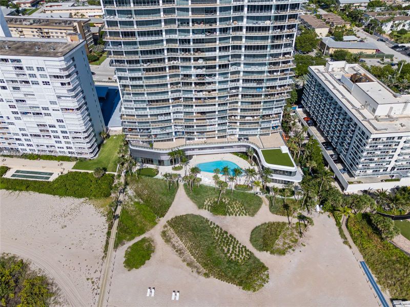 Condo located in Pompano Beach, FL showcasing its design and architecture (Image 38).
