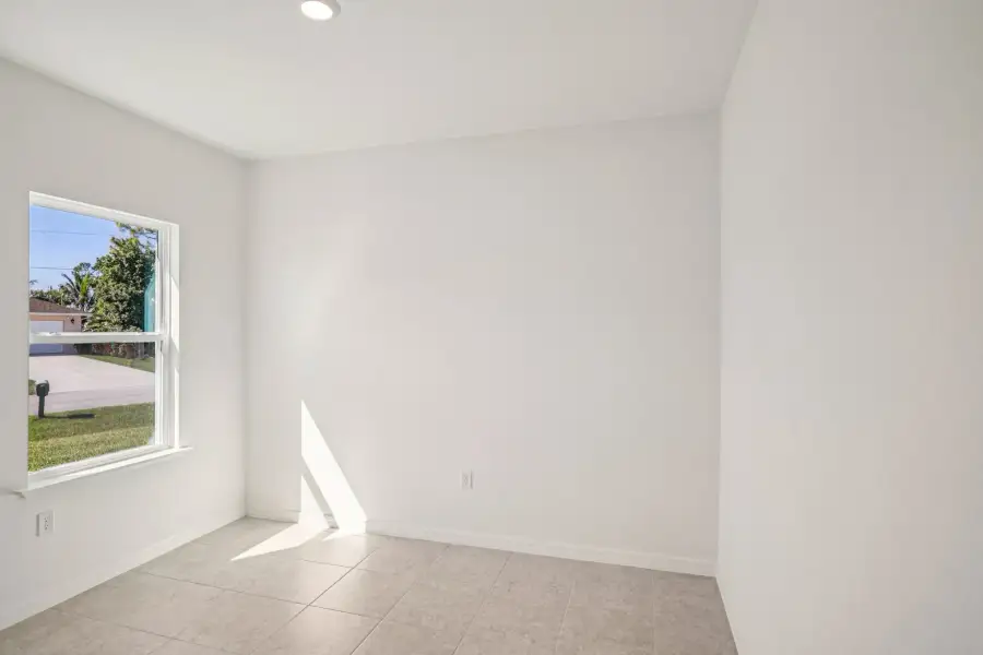 Representative unfurnished interior of a home built from the Huntington by Maronda Homes in Palm Coast, Palm Coast (Image 29).