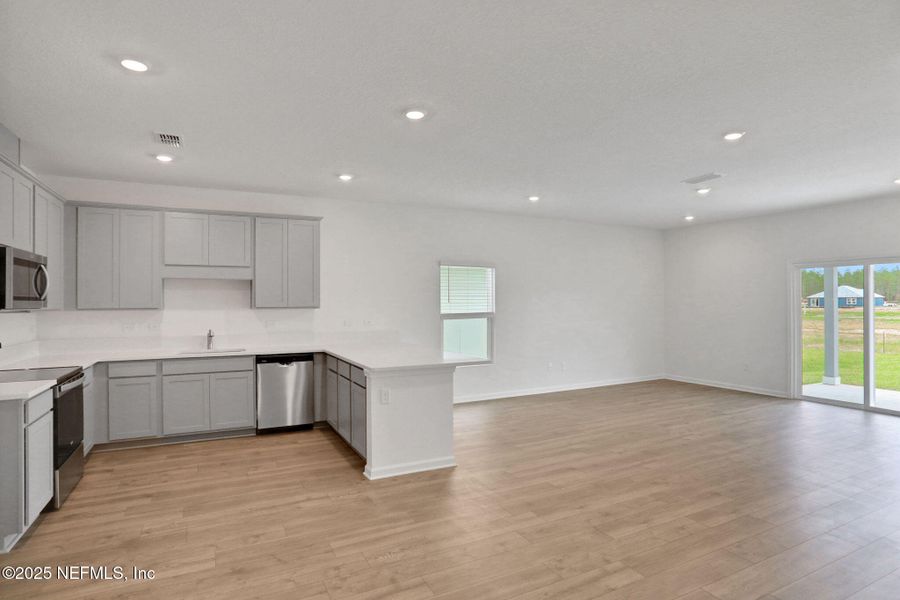 Spacious, unfurnished interior of a new home in Bellbrooke, Jacksonville (Image 48).