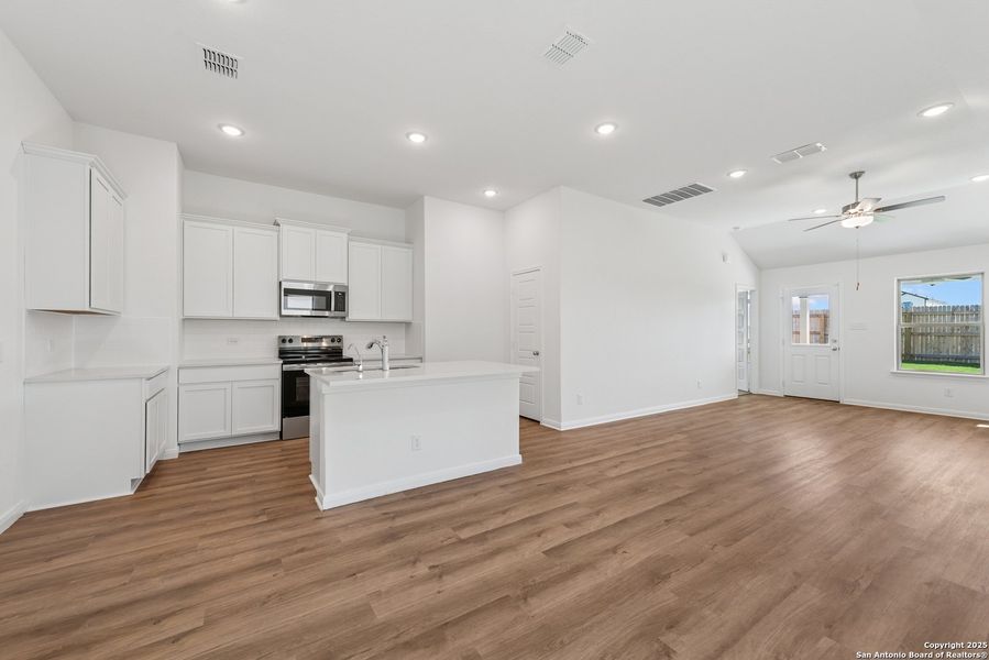 Spacious, unfurnished interior of a new home in Park Place, New Braunfels (Image 23).