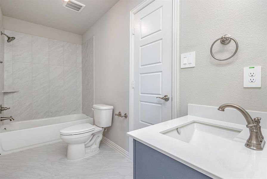 Furnished interior view inside a new home in , Waxahachie (Image 3).