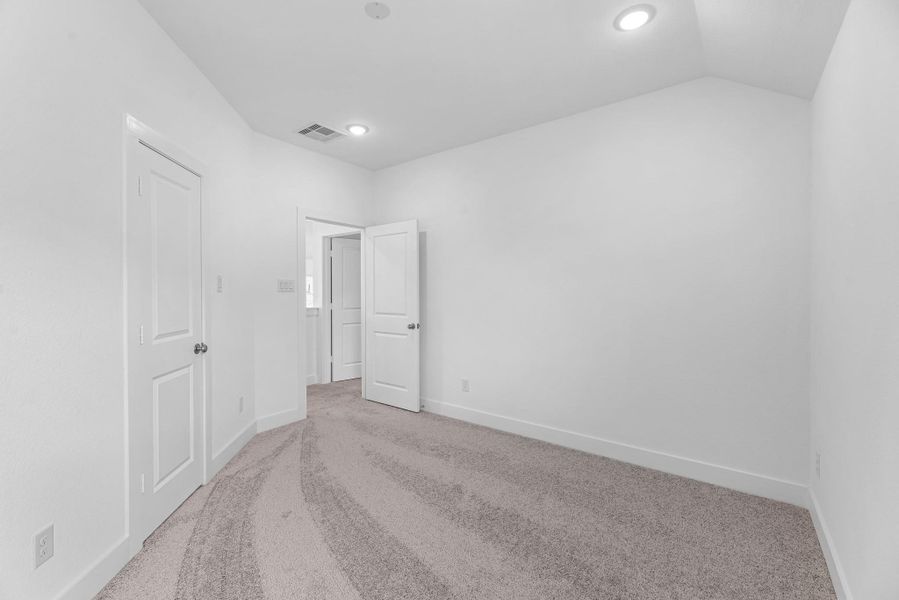 Spacious, unfurnished interior of a new home in Venetian Pines, Conroe (Image 22).