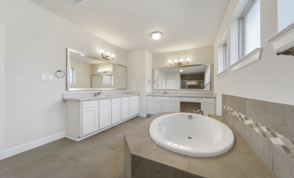 Dual vanity sinks in owner's bath