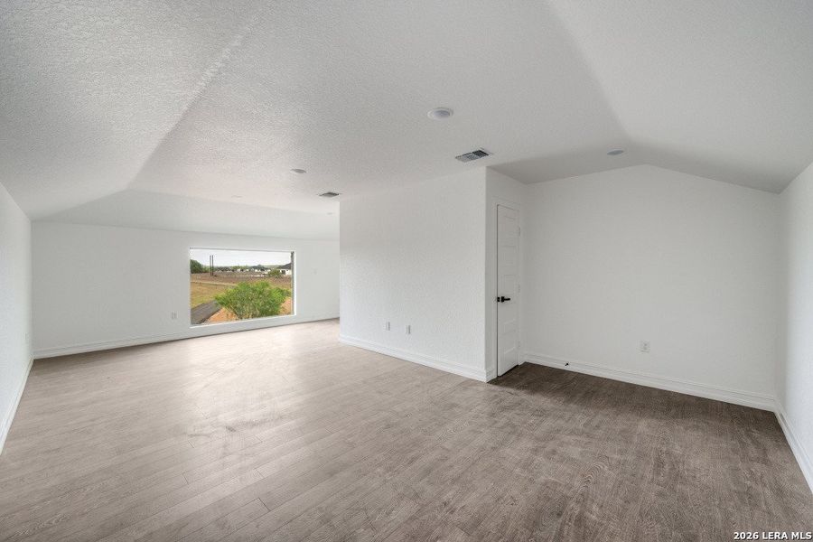 Spacious, unfurnished interior of a new home in , Floresville (Image 22).