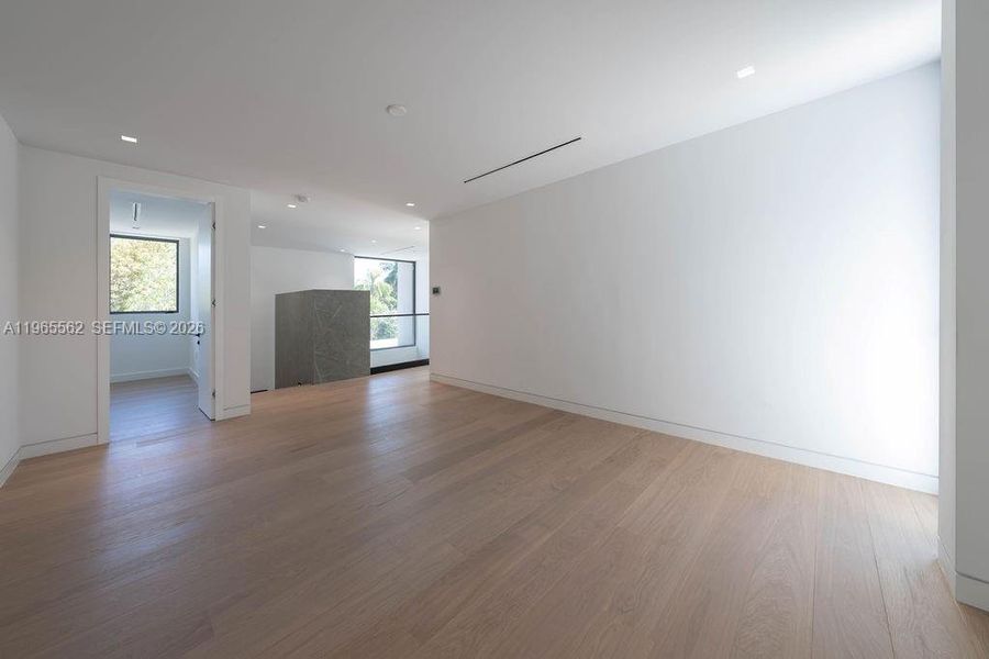 Spacious, unfurnished interior of a new home in , Miami (Image 33).