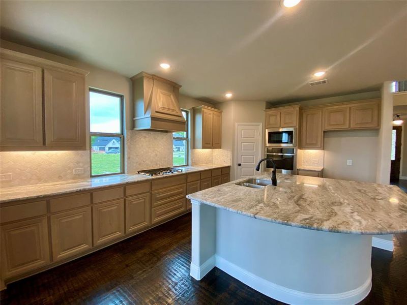 Perfect kitchen for entertaining family & friends!