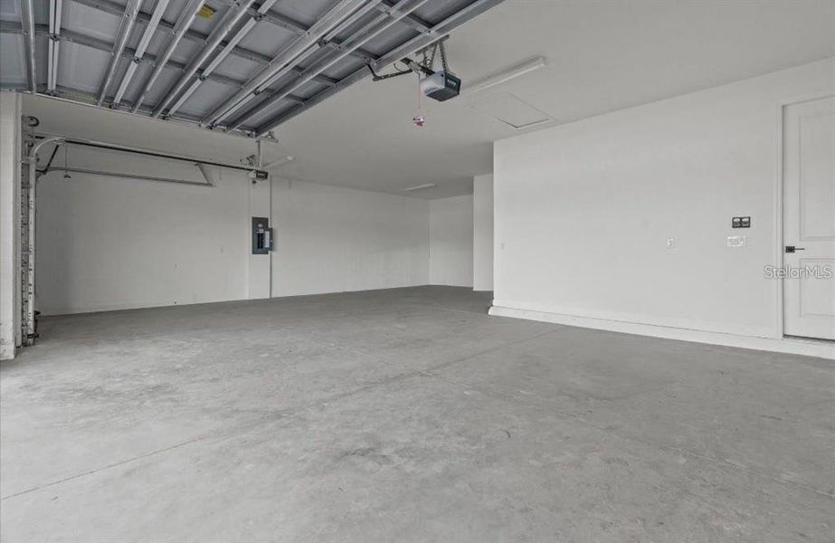 Spacious, unfurnished interior of a new home in , Orlando (Image 21).