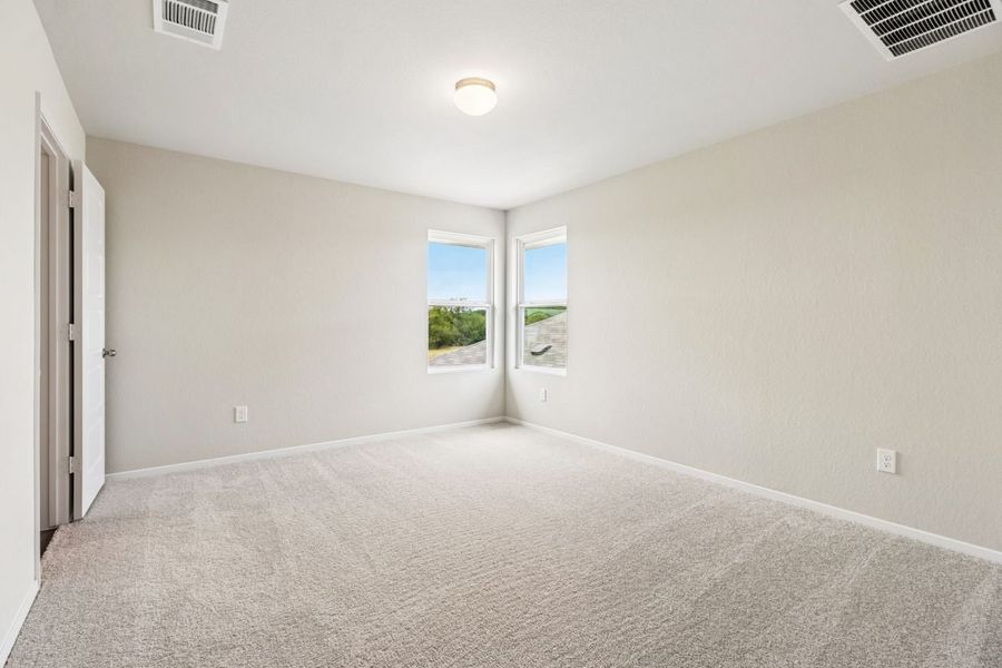 Spacious, unfurnished interior of a new home in Hymeadow, San Marcos (Image 14).