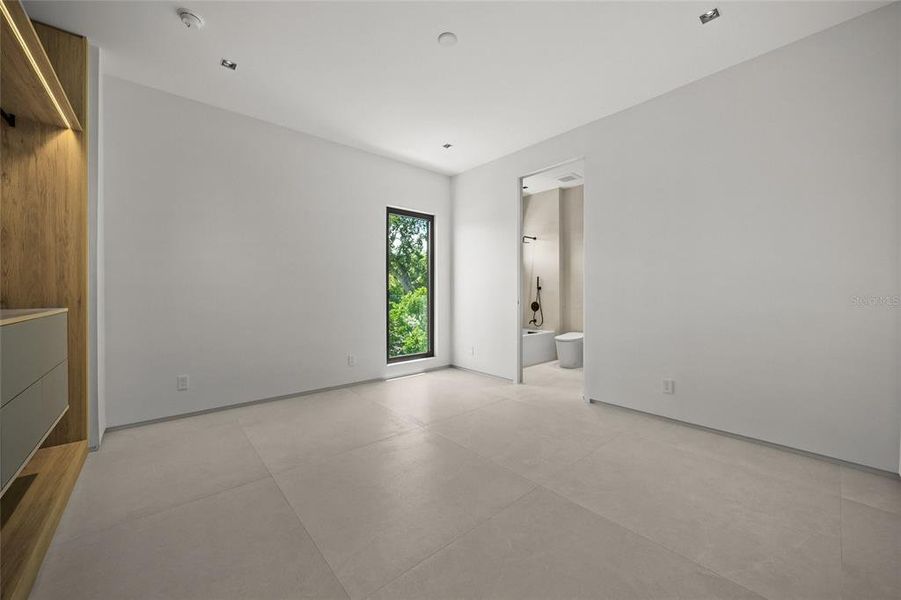 Spacious, unfurnished interior of a new home in , Sarasota (Image 17).