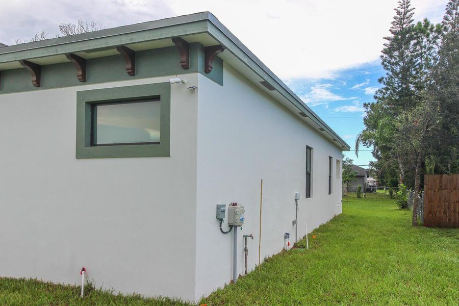 Exterior details and patio area of a home in , Port St. Lucie (Image 4).