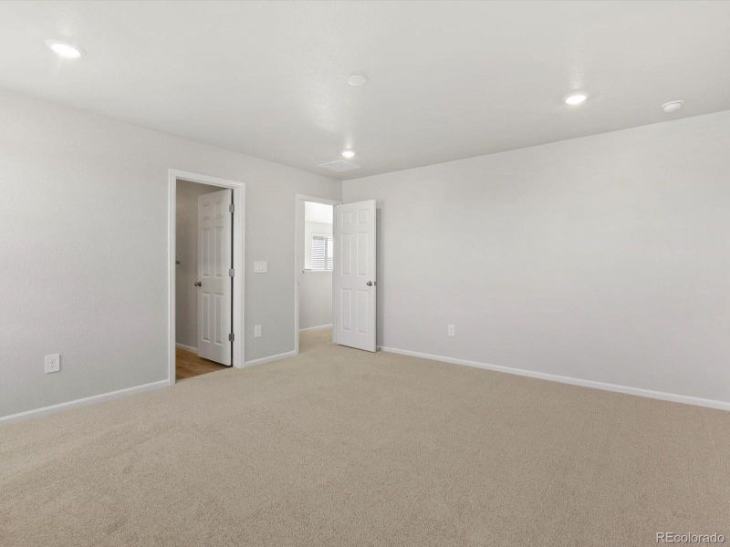 Spacious, unfurnished interior of a new home in Lake Bluff, Greeley (Image 14).