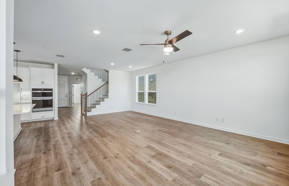 Spacious, unfurnished interior of a new home in Sunfield, Buda (Image 31).