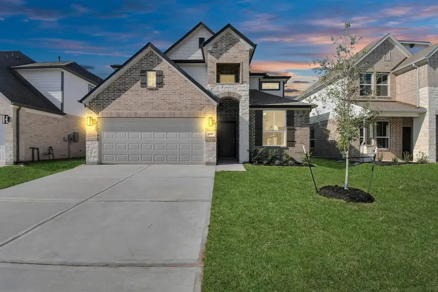 Welcome home to  11911 Velvet Maple located in Champions Oak and zoned to Klein ISD.