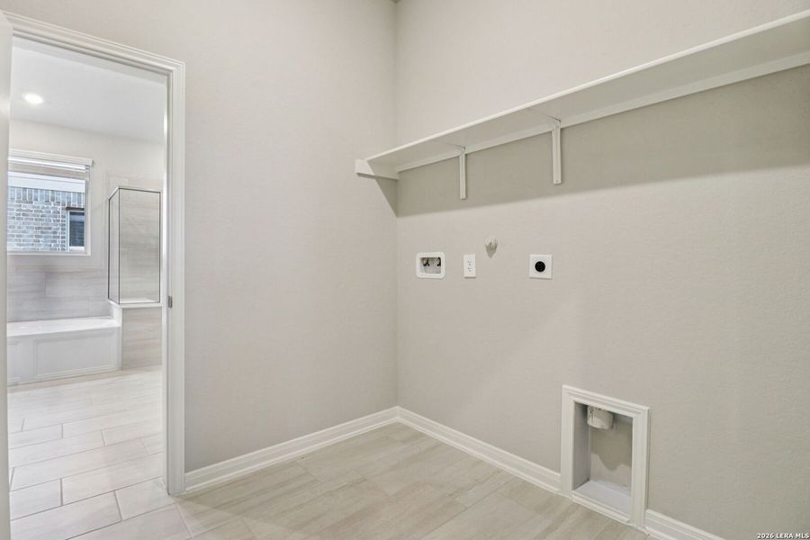 Spacious, unfurnished interior of a new home in Estancia Ranch - Classic Series, San Antonio (Image 20).