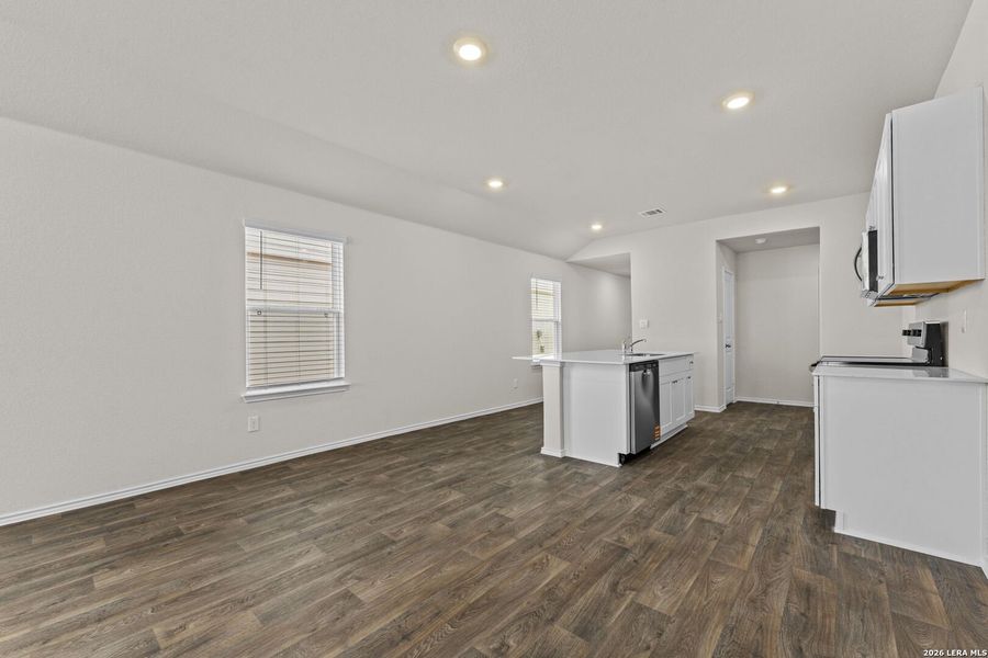 Spacious, unfurnished interior of a new home in Winding Creek, New Braunfels (Image 23).