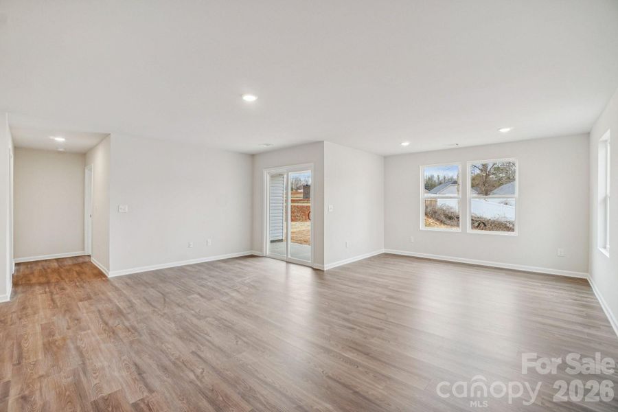 Spacious, unfurnished interior of a new home in Frey Creek, Spartanburg (Image 20).