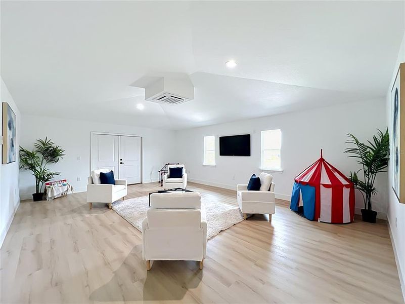 Furnished interior view inside a new home in , Orlando (Image 41).