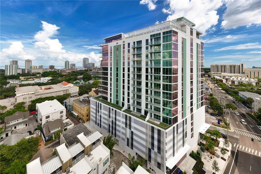 Condo located in St. Petersburg, FL showcasing its design and architecture (Image 44).