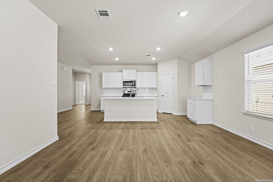 Spacious, unfurnished interior of a new home in Brookstone Creek, San Antonio (Image 25).