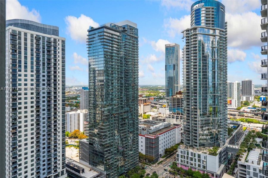 Condo located in Miami, FL showcasing its design and architecture (Image 22).