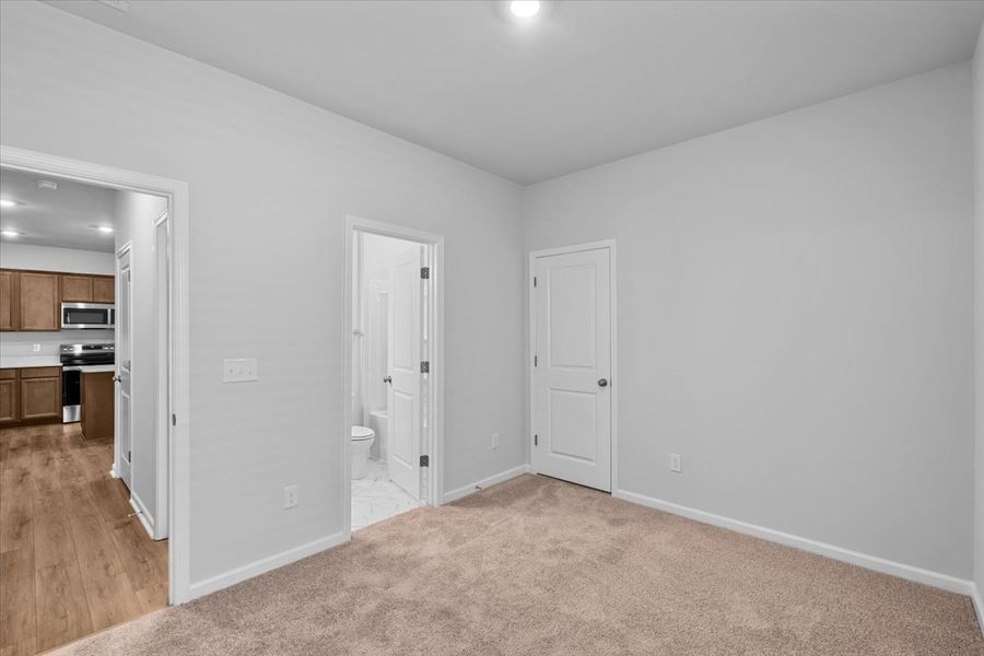 Spacious, unfurnished interior of a new home in Fieldstone, Lexington (Image 24).