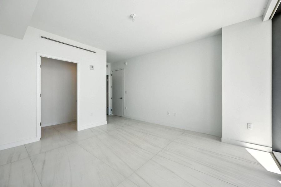 Spacious, unfurnished interior of a new home in Casamar, Pompano Beach (Image 24).