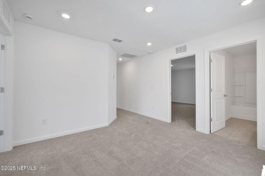 Spacious, unfurnished interior of a new home in Bellbrooke, Jacksonville (Image 9).