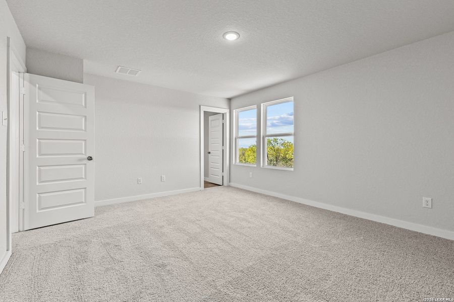 Spacious, unfurnished interior of a new home in Hacienda, San Antonio (Image 9).