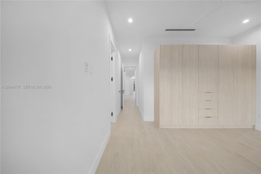 Spacious, unfurnished interior of a new home in , Fort Lauderdale (Image 48).