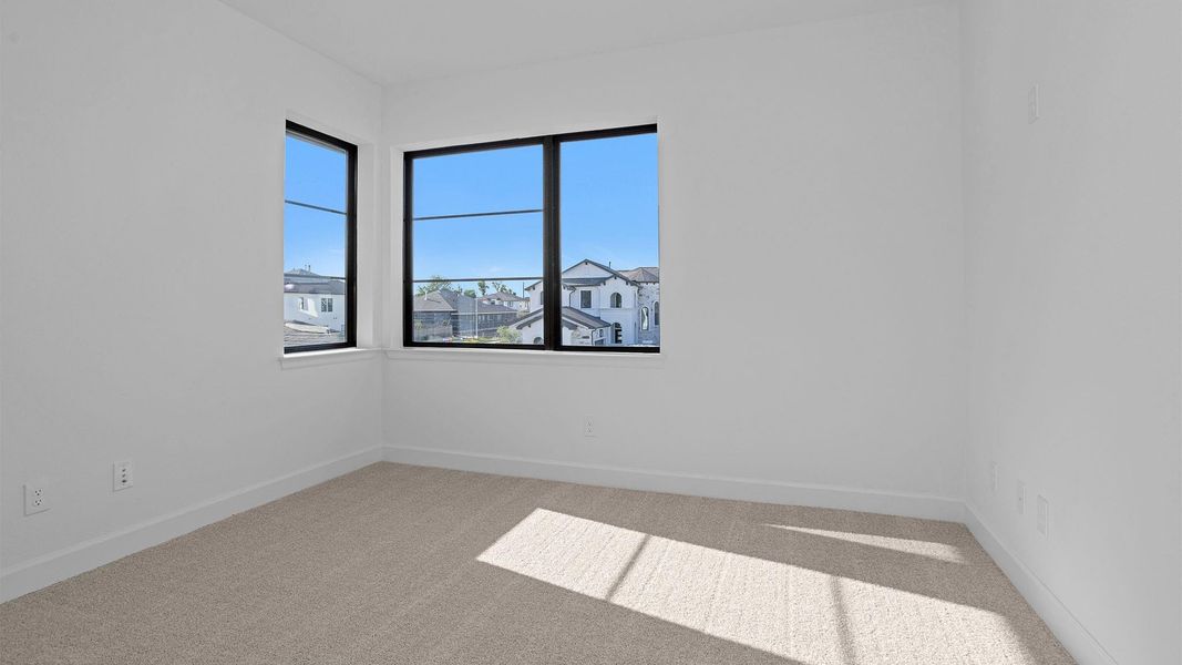 Spacious, unfurnished interior of a new home in Sienna 65' - Valencia, Missouri City (Image 11).