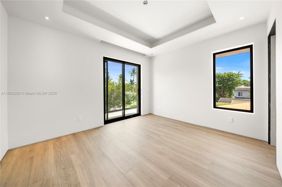 Spacious, unfurnished interior of a new home in , Miami Beach (Image 18).