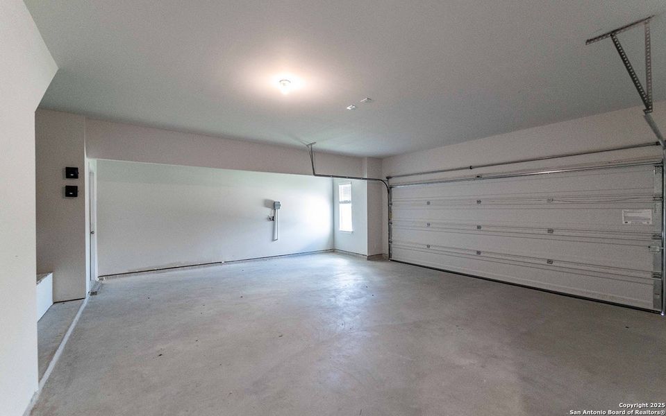 Spacious, unfurnished interior of a new home in Swenson Heights, Seguin (Image 14).