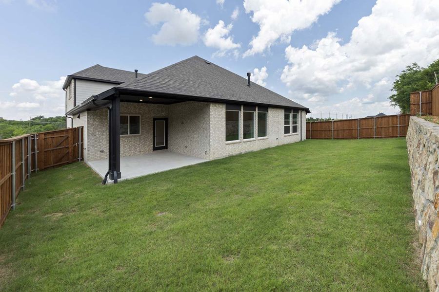 Exterior details and patio area of a home in Park Hills, Rockwall (Image 3).