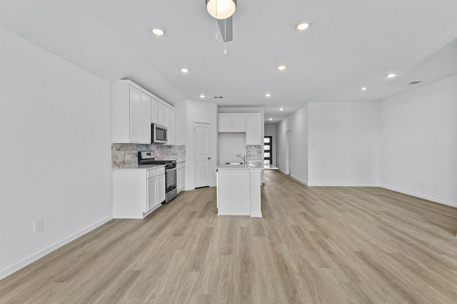 Spacious, unfurnished interior of a new home in Sunterra Lakes, Katy (Image 13).