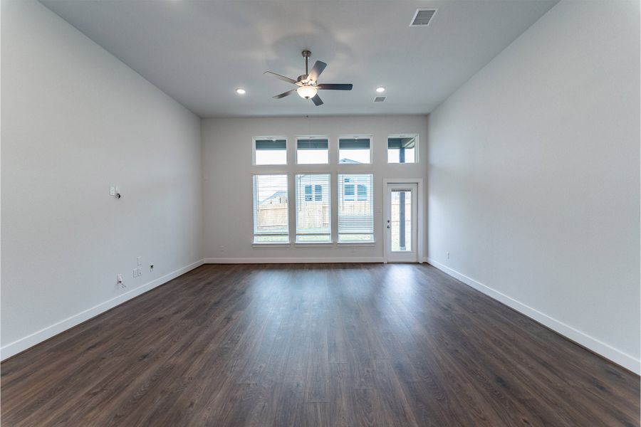 Spacious, unfurnished interior of a new home in Sunfield, Buda (Image 12).