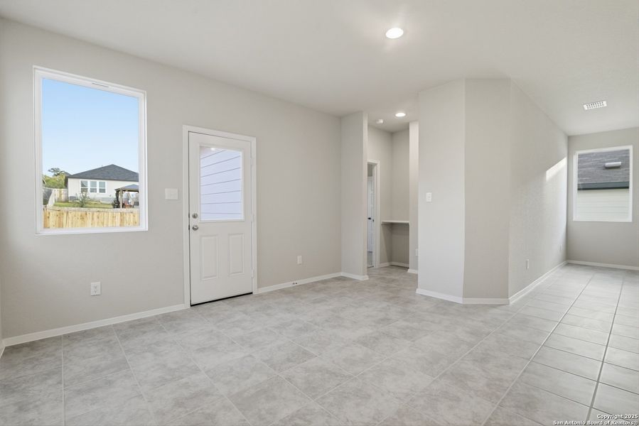 Spacious, unfurnished interior of a new home in Hunters Ranch, San Antonio (Image 29).